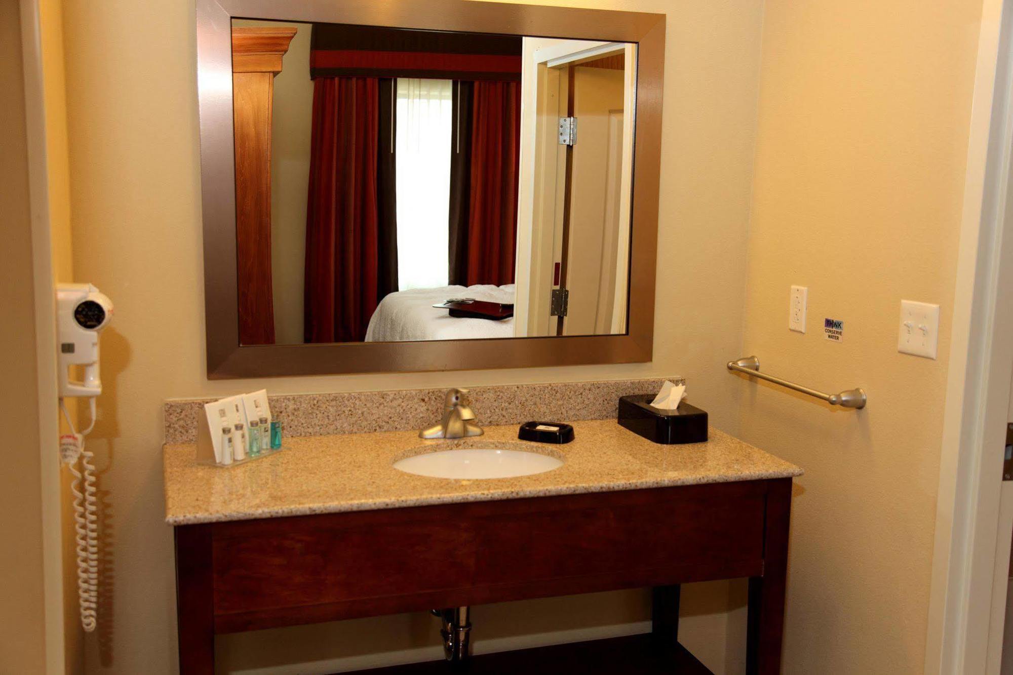 Hampton Inn & Suites Бастроп Номер фото